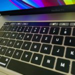 Die Tastatur des 16" MacBook Pro mit TouchBar.
