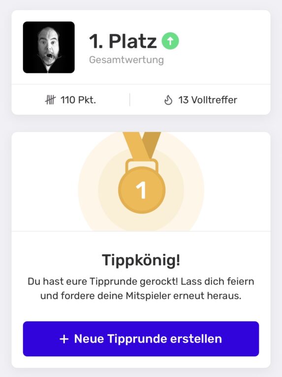 Screenshot einer Tippspiel-App zur Fußball-WM: 1. Platz in der Gesamtwertung, markiert mit grünem Aufwärtspfeil. 110 Punkte, 13 Volltreffer. Darunter eine goldene Medaille mit der Zahl 1 sowie der Text „Tippkönig! Du hast eure Tipprunde gerockt! Lass dich feiern und fordere deine Mitspieler erneut heraus.“